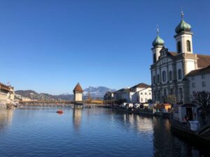 Reuss, Jesuitenkirche und Kapelbrücke in Luzern an der Fasnacht mit diniparty.ch - Party Fasnachtswagen 